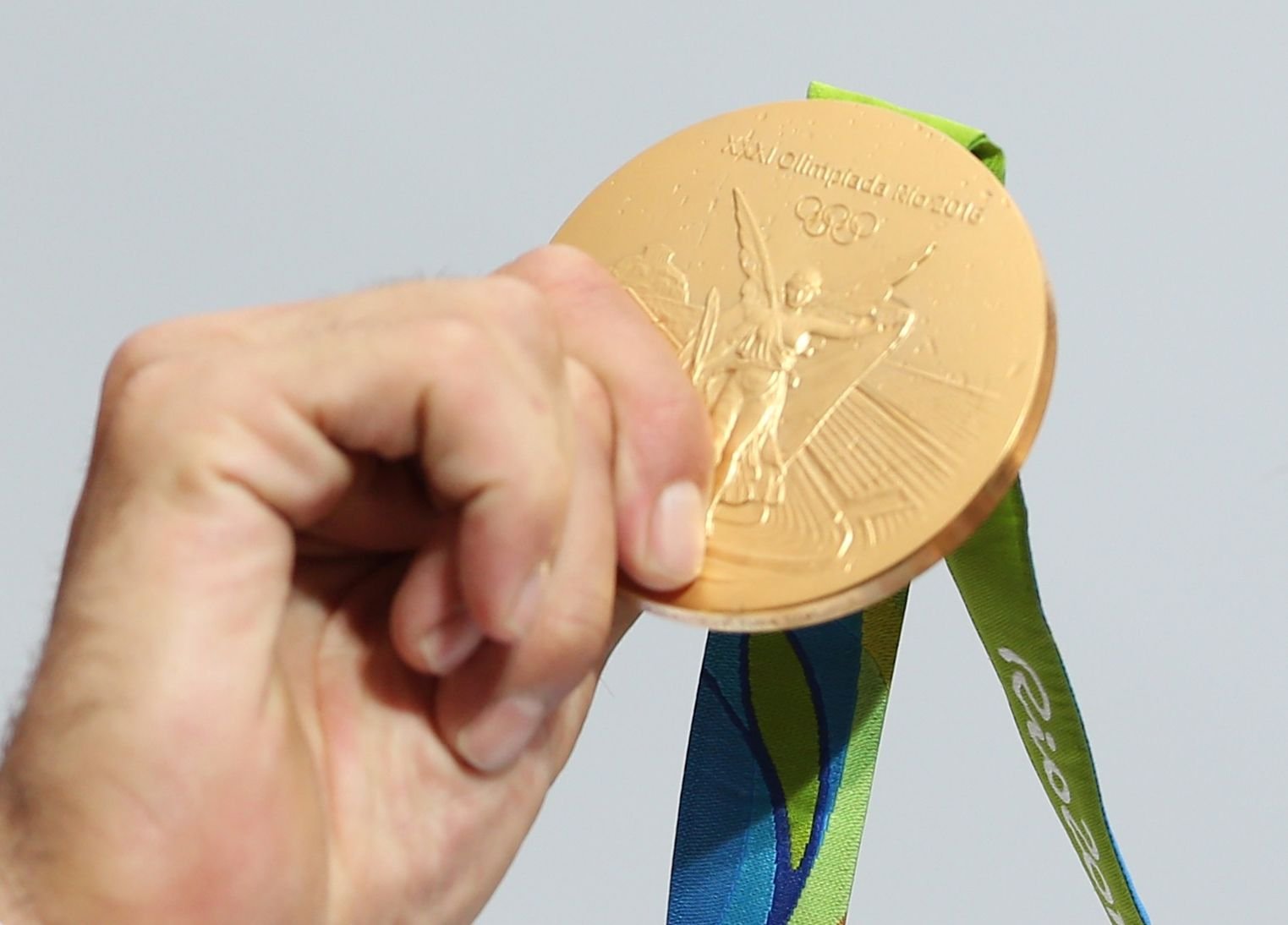 Zum ersten Mal hat ein Sportler einer unabhängigen Olympia-Mannschaft eine Goldmedaille gewonnen.
