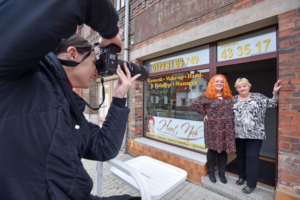 Isolde Harder und Silvia Uhde vor dem Salon „Hautnah“ in Bitterfeld