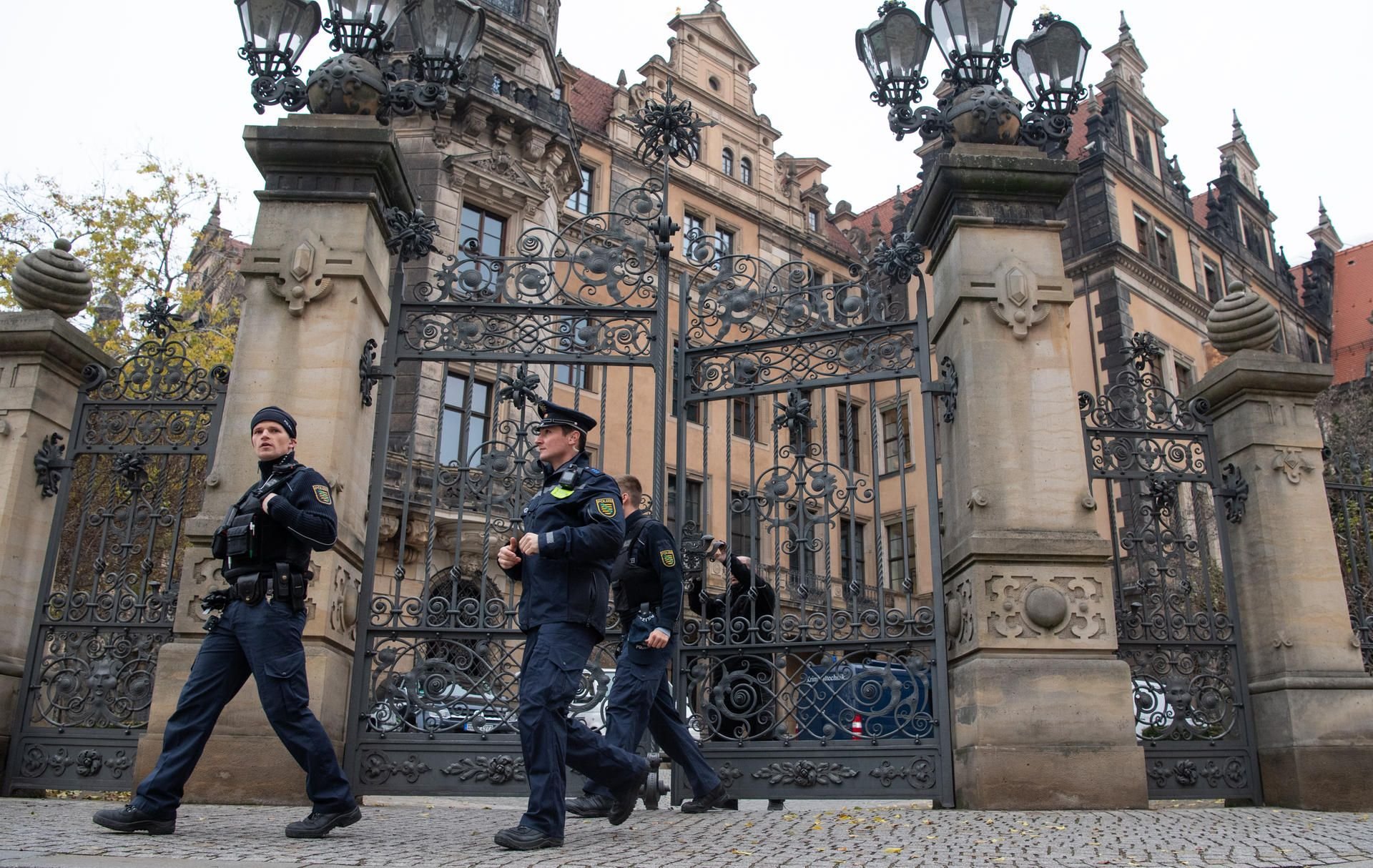 Polizisten verlassen am Morgen das Residenzschloss in Dresden. Nach dem Juwelendiebstahl im Grünen Gewölbe geht die Spurensuche der Polizei am Tatort weiter.