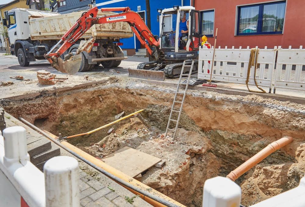 Ein tiefes Loch klafft in der Fahrbahn auf der Zepziger Straße in Bernburg. Hier hatten Ratten alles unterhöhlt.