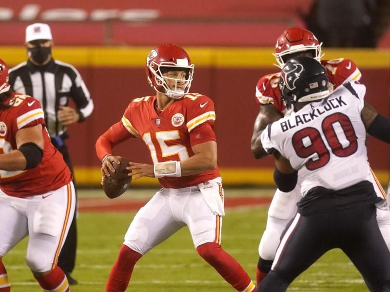 Patrick Mahomes (M) startete mit den Kansas City Chiefs erfolgreich in die neue NFL-Saison. Foto: Charlie Riedel/AP/dpa
