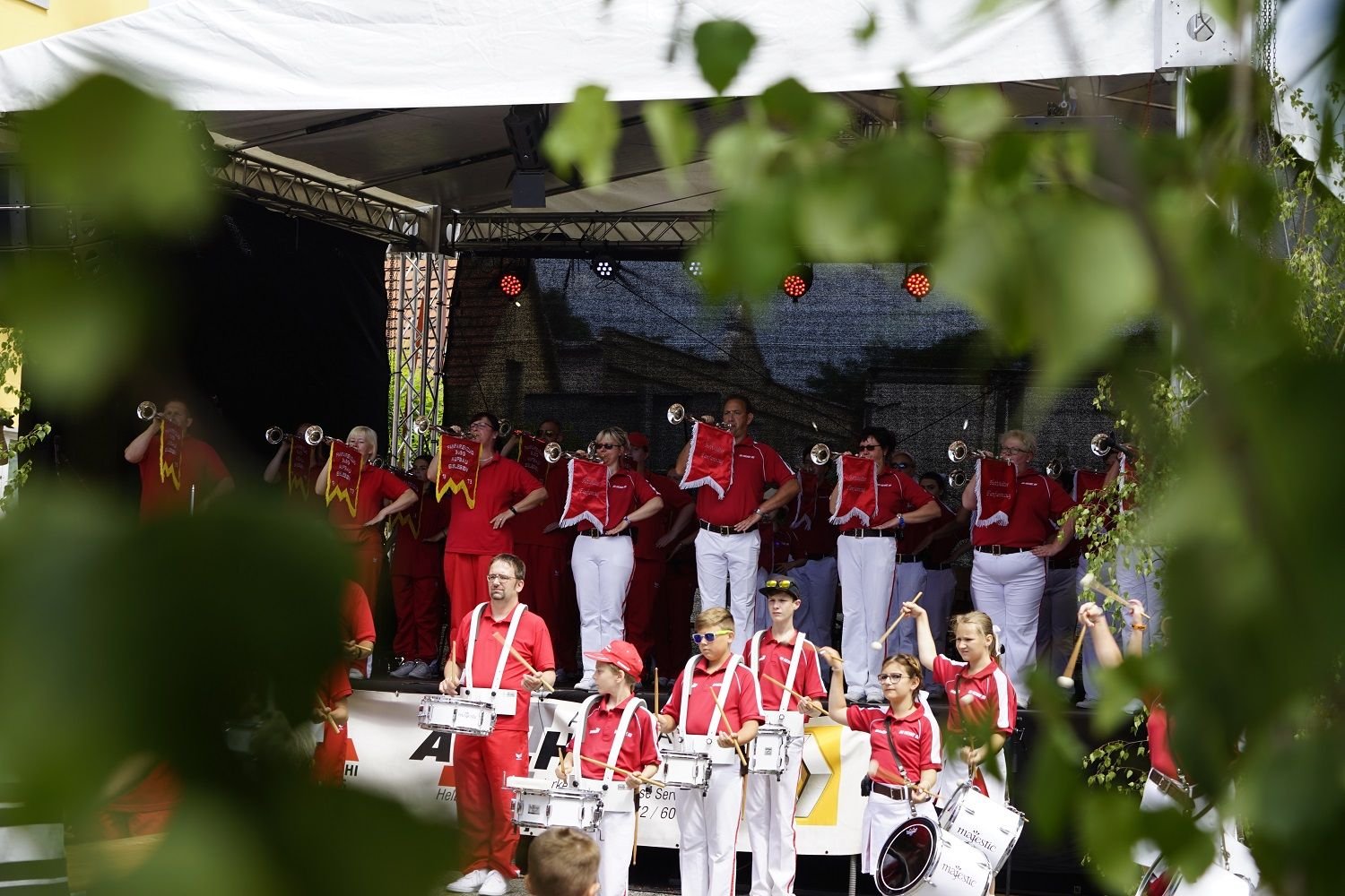 Der Spielmannzug der Freiwilligen Feuerwehr Blankenheim hat den zweiten Tag des Blasmusikfests eröffnet.