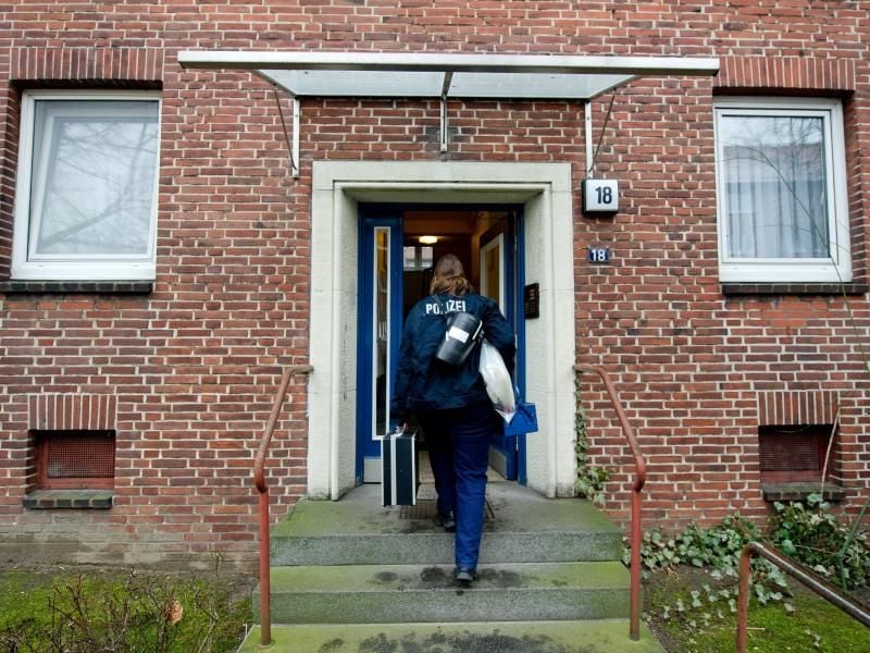 Der Eingang zum Haus, in dem ein Mieter vor einer drohenden Zwangsräumung seine Wohnung in Brand gesetzt hat. Foto: Daniel Bockwoldt/Archiv