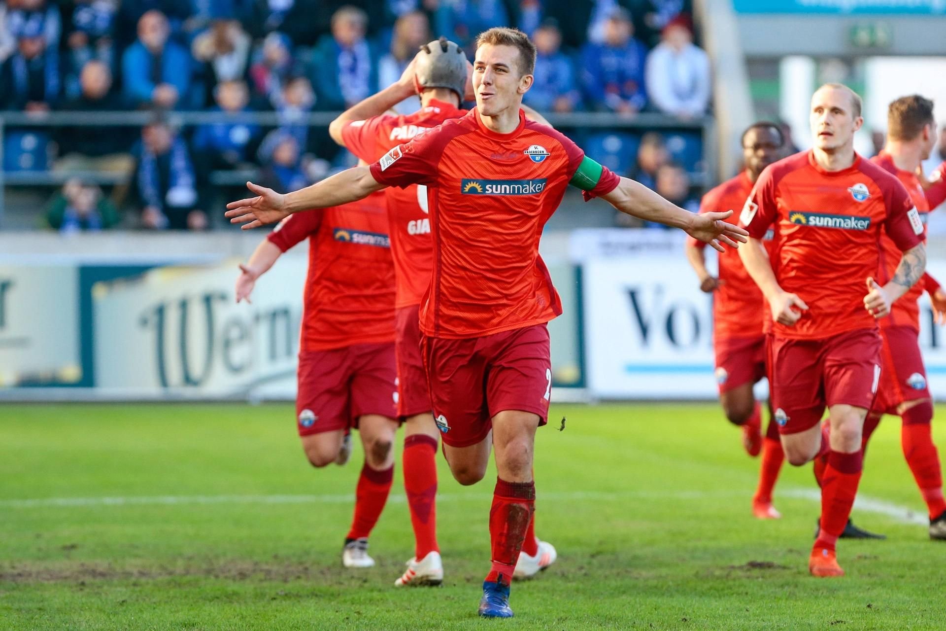 Uwe Hünemeier vom SC Paderborn (M.) jubelt nach seinem Ausgleichstreffer.