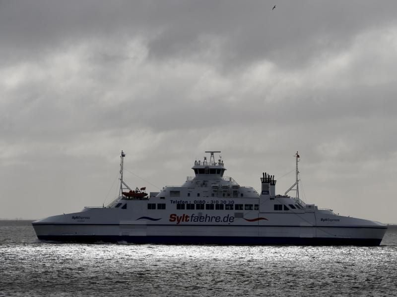 Die Syltfähre fährt zwischen der Insel Sylt und der dänischen Insel Rømø. Foto: Carsten Rehder/dpa/Archivbild