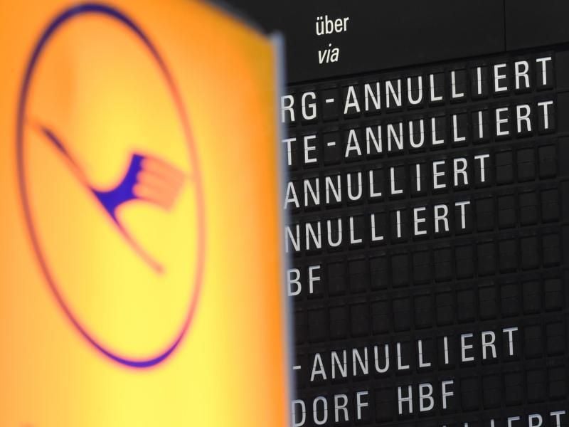 Annullierte Flüge der Lufthansa werden auf einer Anzeigetafel angezeigt. Foto: Arne Dedert