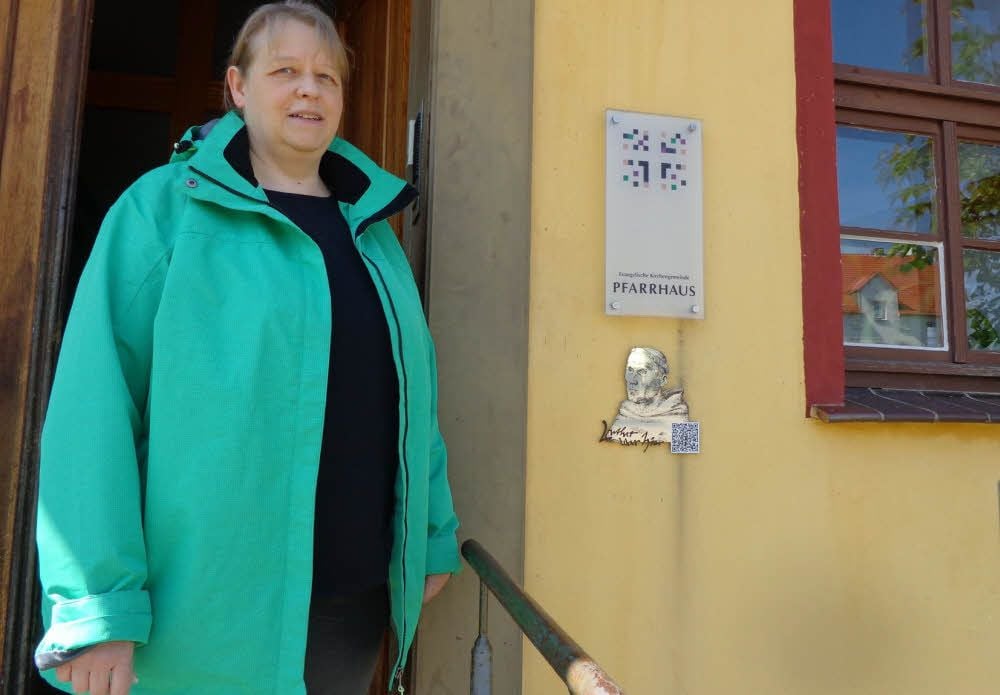Pastorin Viola Hendgen vor dem Annaburger Pfarrhaus