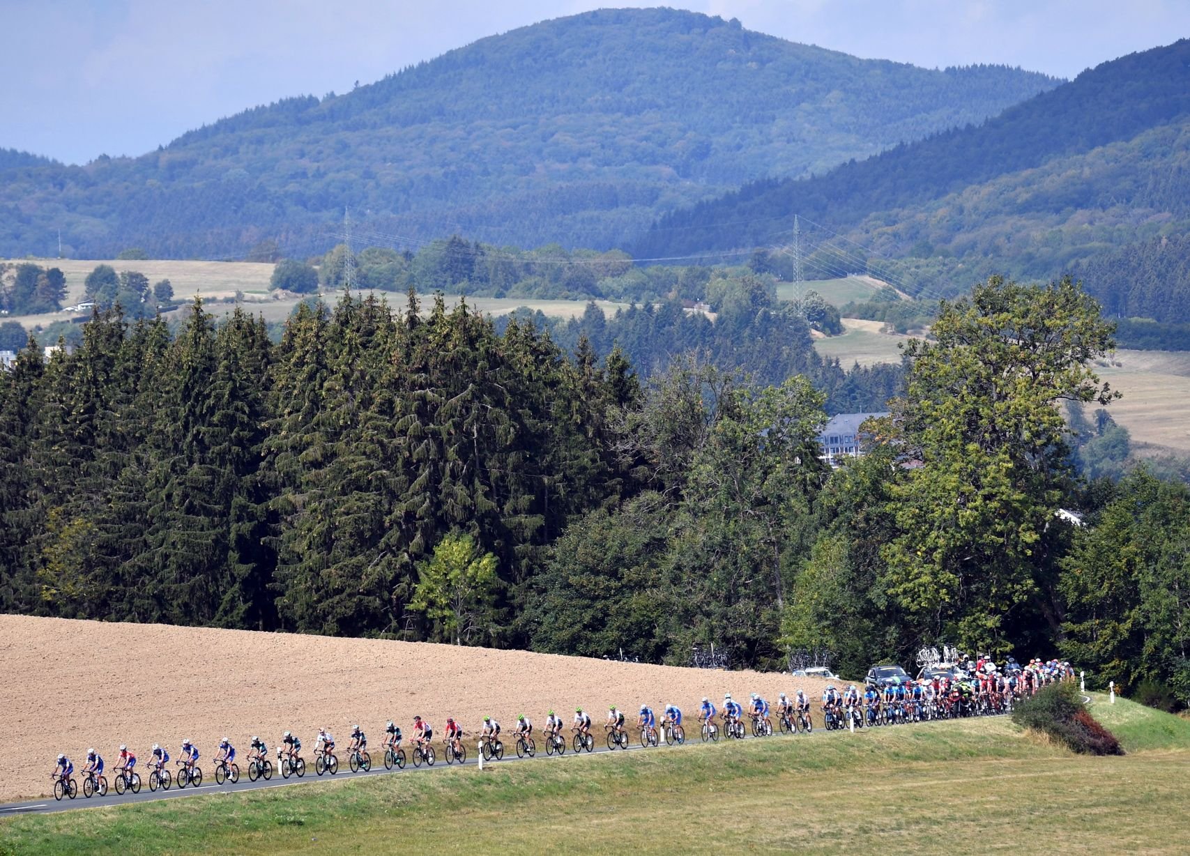Das Fahrerfeld der Deutschland Tour 2018 ist zwischen Bonn und Trier unterwegs.