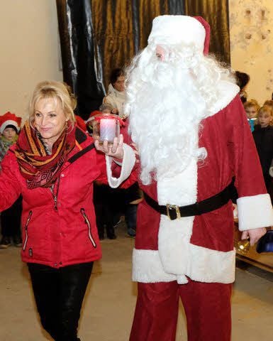 Antje Berger und der Weihnachtsmann gehen als Erste aus der Kirche.