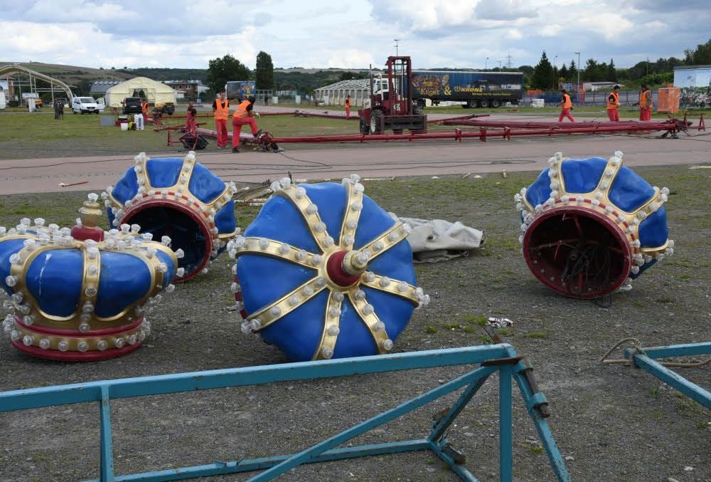 Vier Kronen für den „Circus Krone“. Auf jeden Hauptmast kommt eine.