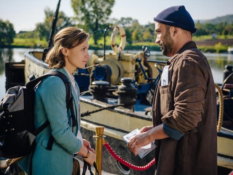 Szene von „Ein Sommer an der Moldau”: Tomasz (Marco Cindric) begrüßt Sophie (Alina Levshin) zur Moldau-Kreuzfahrt. Foto: Stanislav Honzik/ZDF/dpa