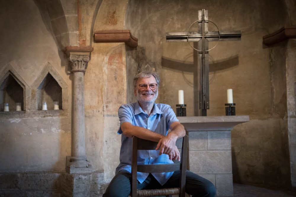 Hans-Martin Ilse an seinem Lieblingsort: der Ägidienkapelle am Naumburger Dom. Der 66-jährige Pfarrer geht in den Ruhestand.