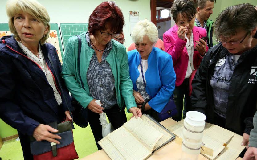 Petra Holland und Angelika Weferling (von links) schauten sich die Klassenbücher an.