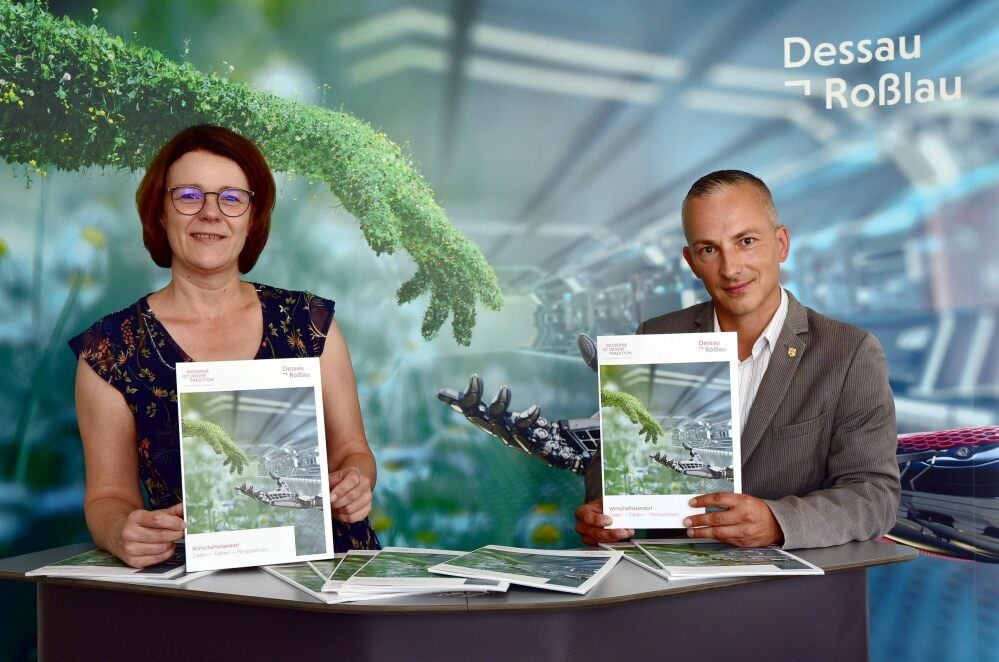 Katrin Czekalla und Marcel Graul präsentieren die neue Broschüre