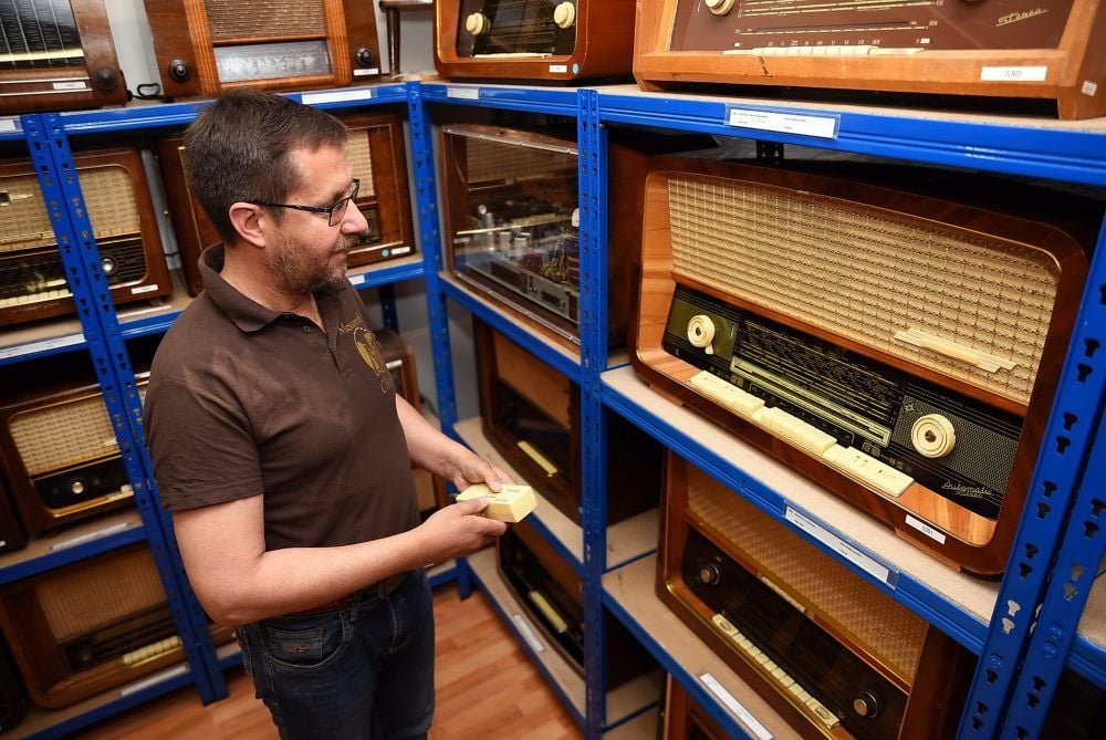 Torsten Winger vom Museumshof Chörau vor einer „Stradivari 4 Automatic“ aus den 1960er Jahren