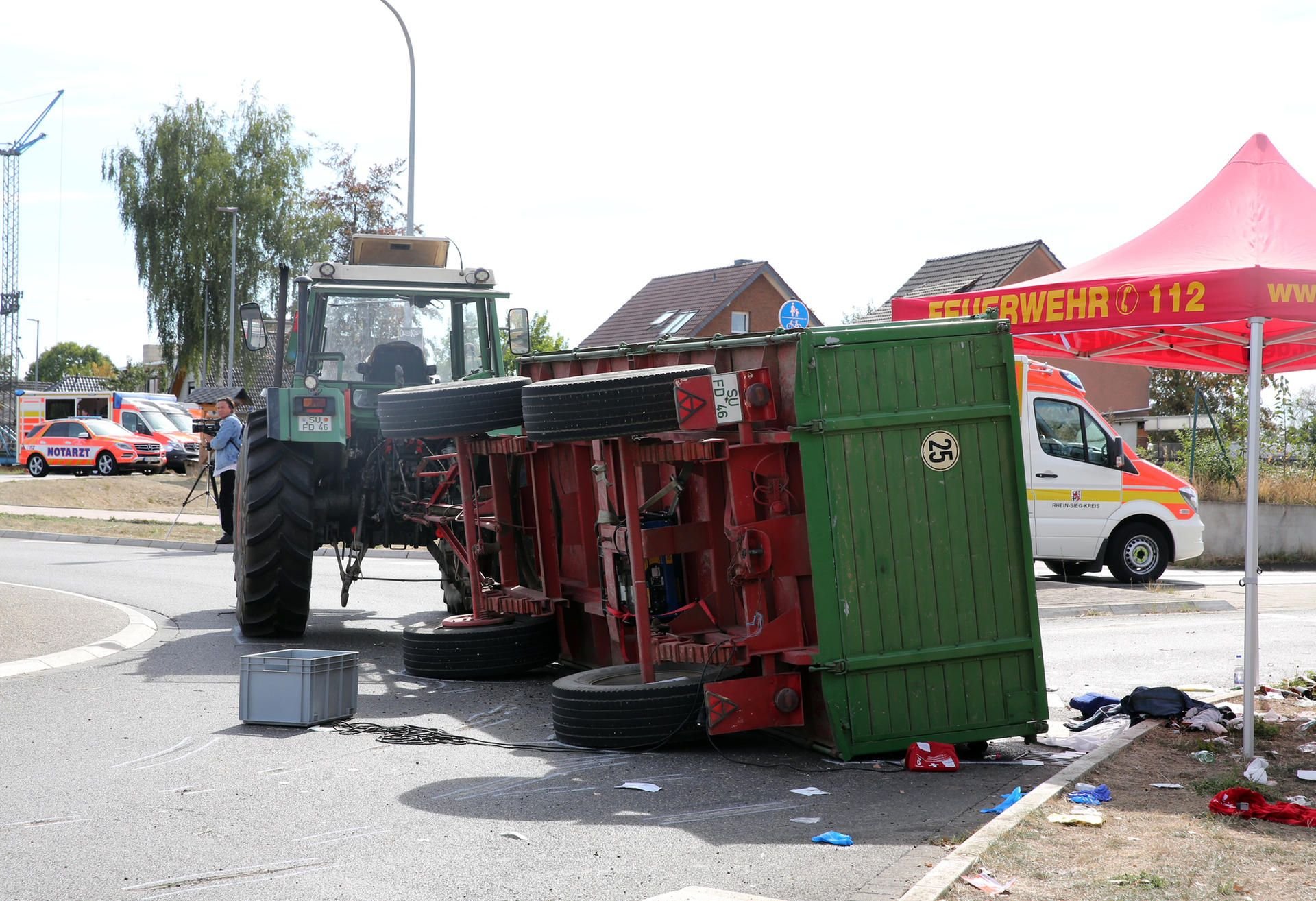 Bei einem Junggesellenausflug waren 28 junge Menschen ungesichert auf diesem Traktorgespann unterwegs.