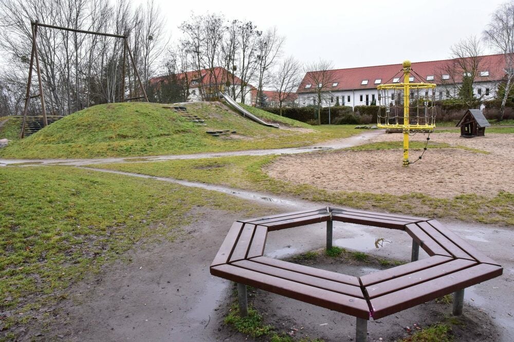 Der Spielplatz an der Grundschule in Ziebigk in der Elballee ist Treffpunkt für Jugendliche.