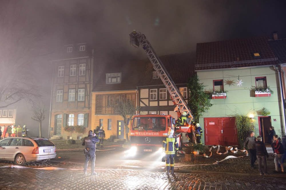 Von der Straße aus war nur Rauch zu sehen. Das brennende Haus steht in zweiter Reihe dahinter.