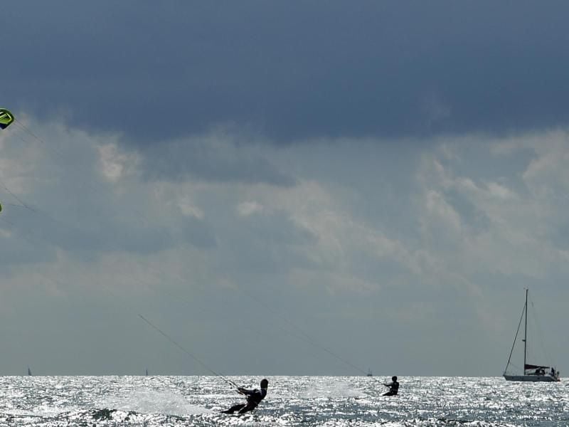 Kitesurfer beim Kitesurf-Weltcup vor Fehmarn. Foto: Carsten Rehder/Archiv