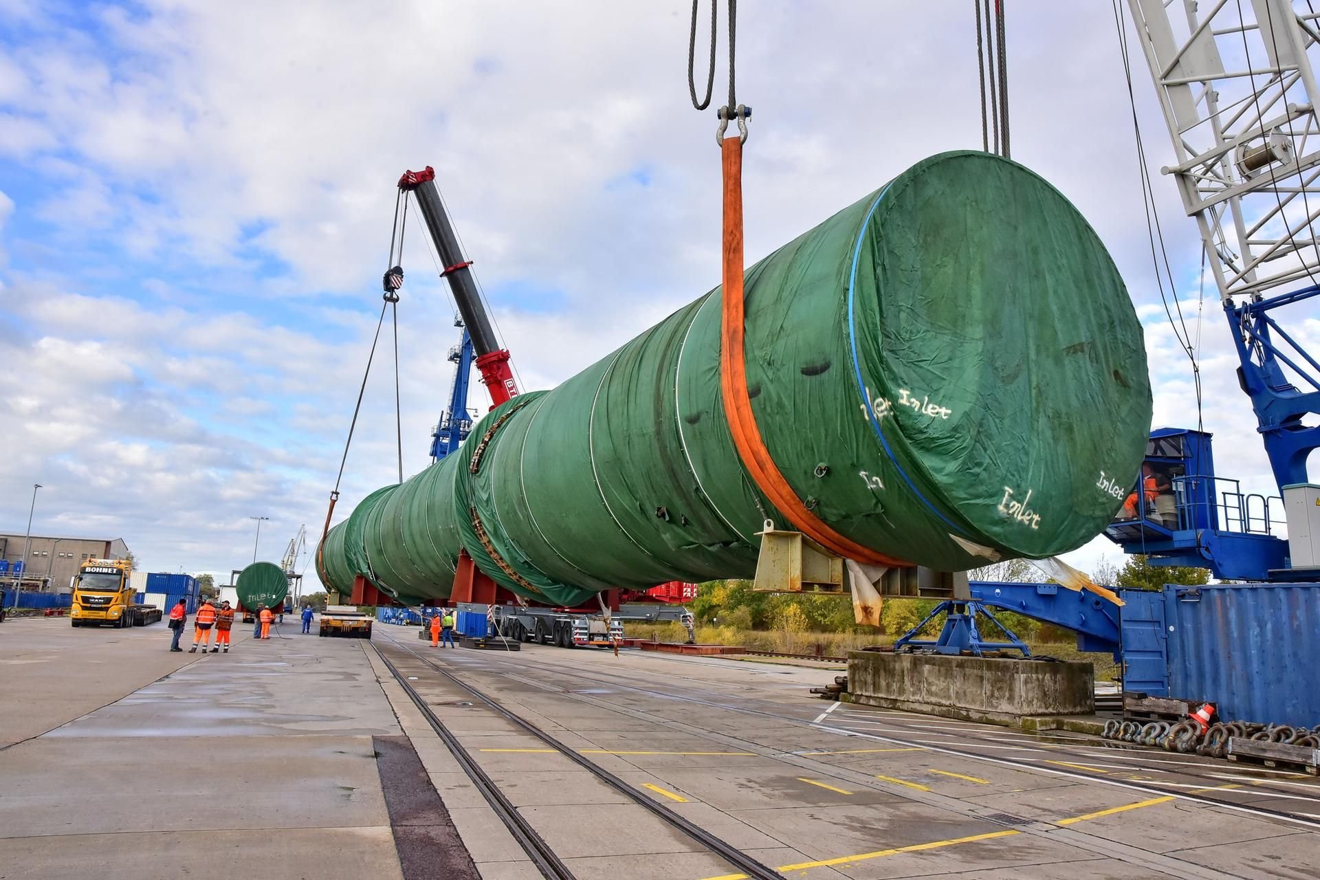 Der Schwertransport wird im Akener Hafen verladen.