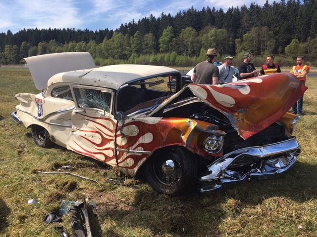 Ein beschädigtes Fahrzeug steht nach einem Unfall auf dem Gelände des Regionalflugplatzes in Meinerzhagen