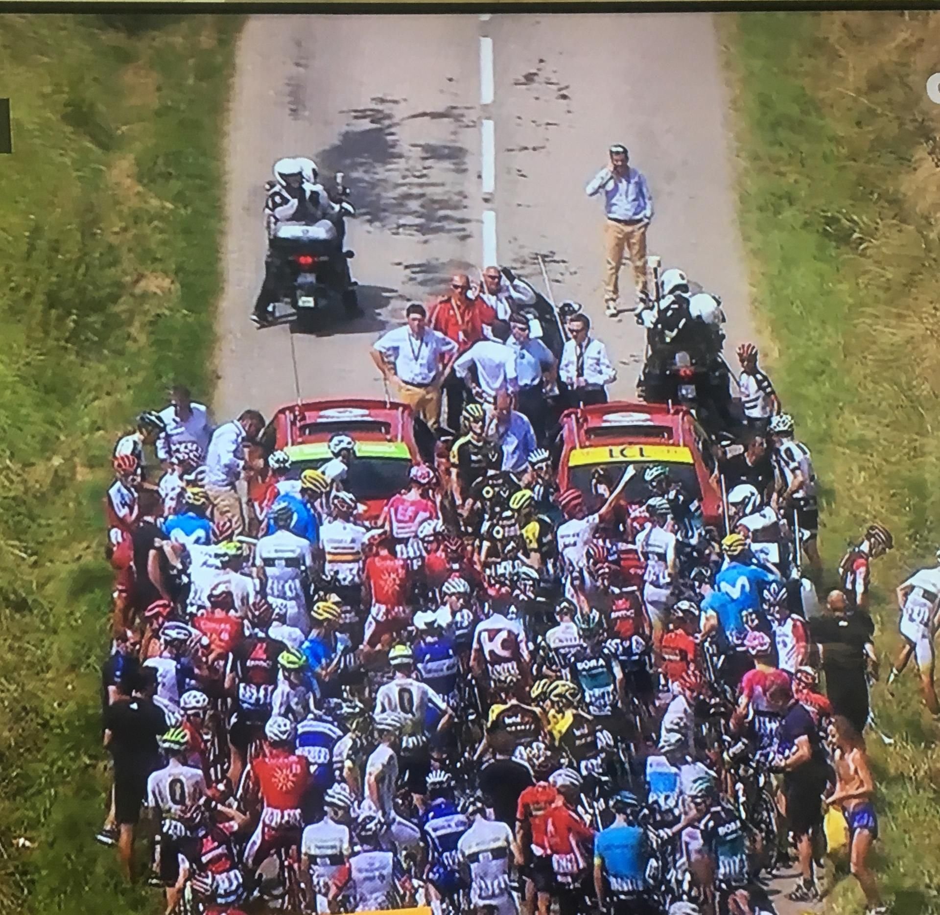 Das Fahrerfeld musste nach einer Reizgasattacke rund 30 Kilometer nach dem Start stoppen. Die Fahrer wuschen sich die Augen aus.
