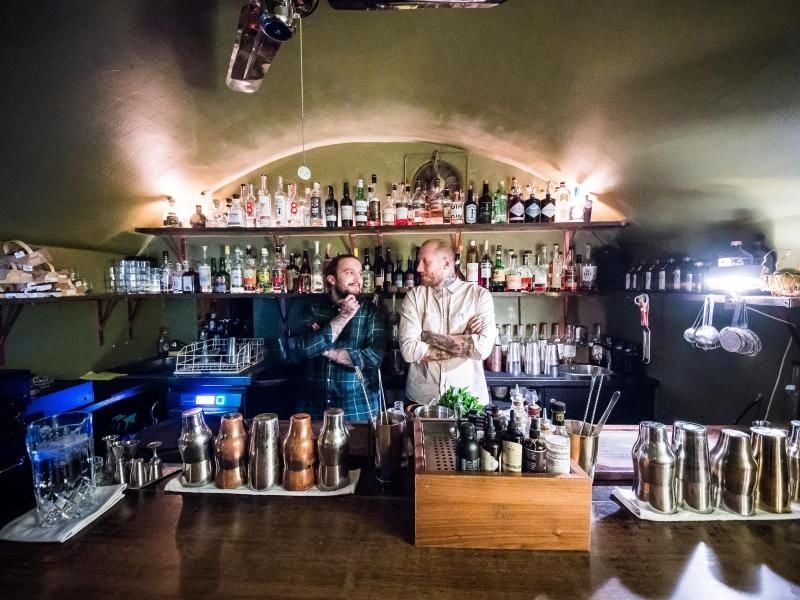 Joshua Besemer (l.), Barkeeper, und Michele Heinrich, Bar-Manager der „Kinly Bar” in Frankfurt am Main. Foto: Andreas Arnold/dpa