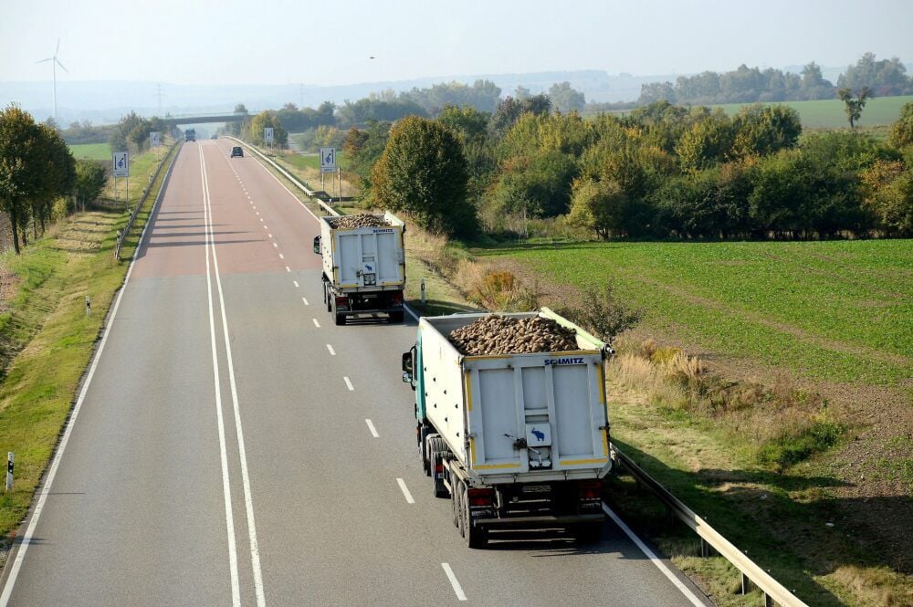 Ein Bild aus der Vergangenheit, das sich aber jährlich wiederholt. Rübenlaster auf dem Weg nach Zeitz.