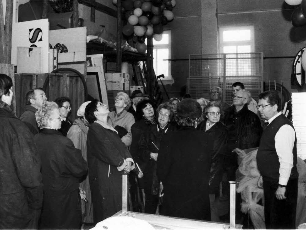 Werner Friedrich (rechts) während einer Führung durch das Theater in Köthen. Das Gebäude am Markt (kleines Bild) wurde 2010 abgerissen.