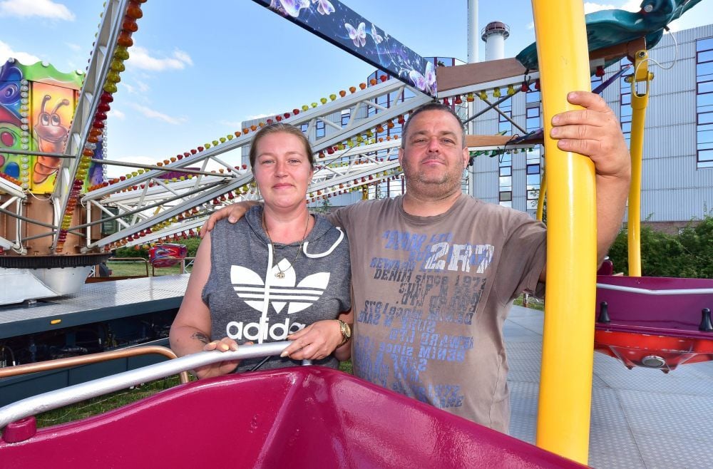 Bettina und Nico Jacobi beim Aufbau von Wiesers Rummel auf der Kraftwerkswiese.