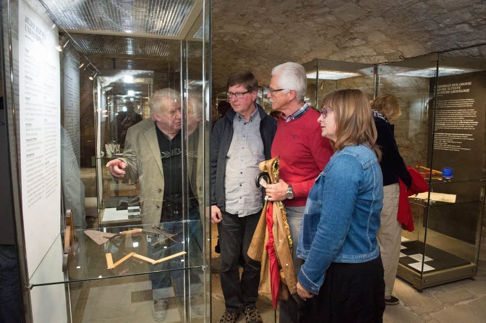 Im Museum des Freyburger Museums Schloss Neuenburg ist eine neue Sonderausstellung eröffnet worden. Unter dem Titel „Geheimen Zirkel“ widmet sie sich der Freimaurerei in der Saale-Unstrut-Region.