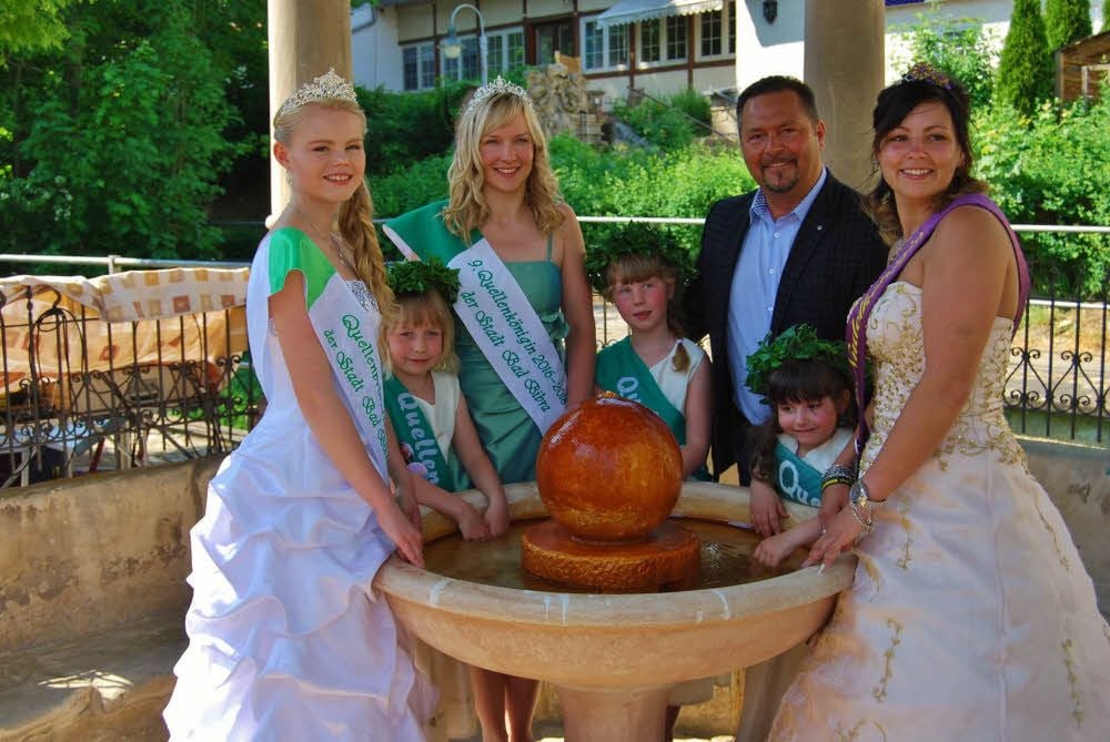 Am Gesundbrunnen, der ältesten Quelle Bad Bibras: Die neue Quellenprinzessin Mandy Manuwald (l.) mit Quellenkönigin Diana Schmidt, Bürgermeister Frederik Sandner und Nudelkönigin Patricia Schenk (r.).