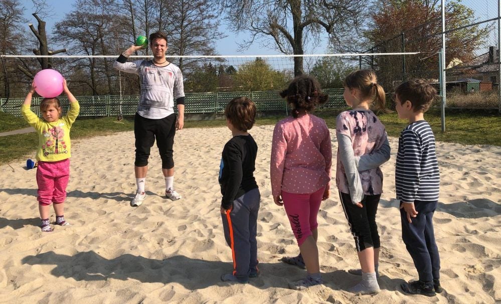 Erzieher Marian Storch hat die Jüngsten unter seine Fittiche genommen - und sorgt nicht nur mit Ballspielen für Spaß.