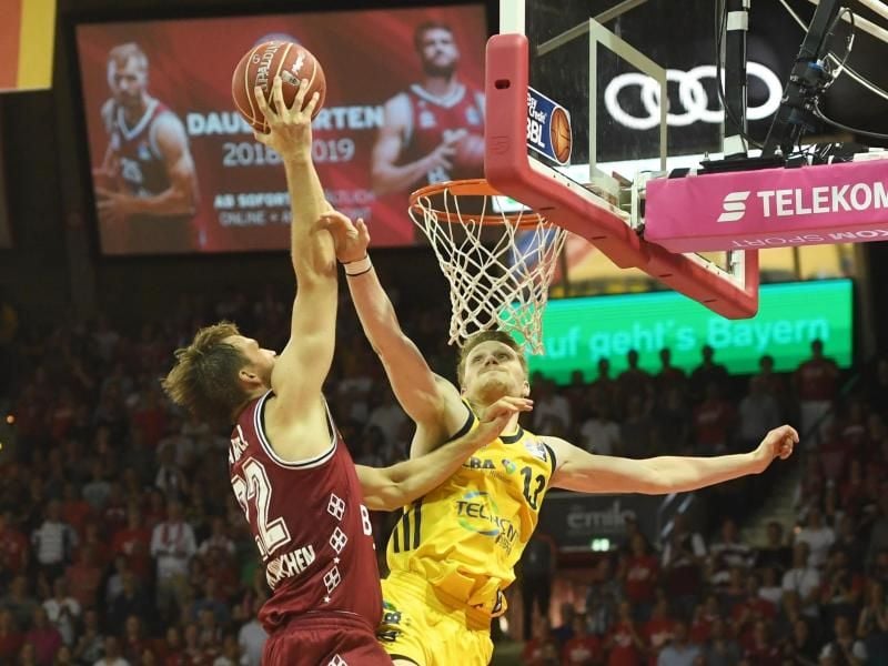Bayern Münchens Danilo Barthel (l) zieht gegen Albas Marius Grigonis zum Dunk an den Korb. Foto: Tobias Hase