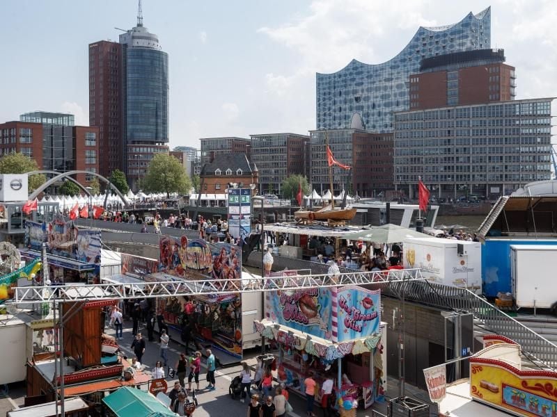 Einheimische und Touristen flanieren am Hafenrand vor der offiziellen Eröffnung des Hafengeburtstags. Foto: Markus Scholz