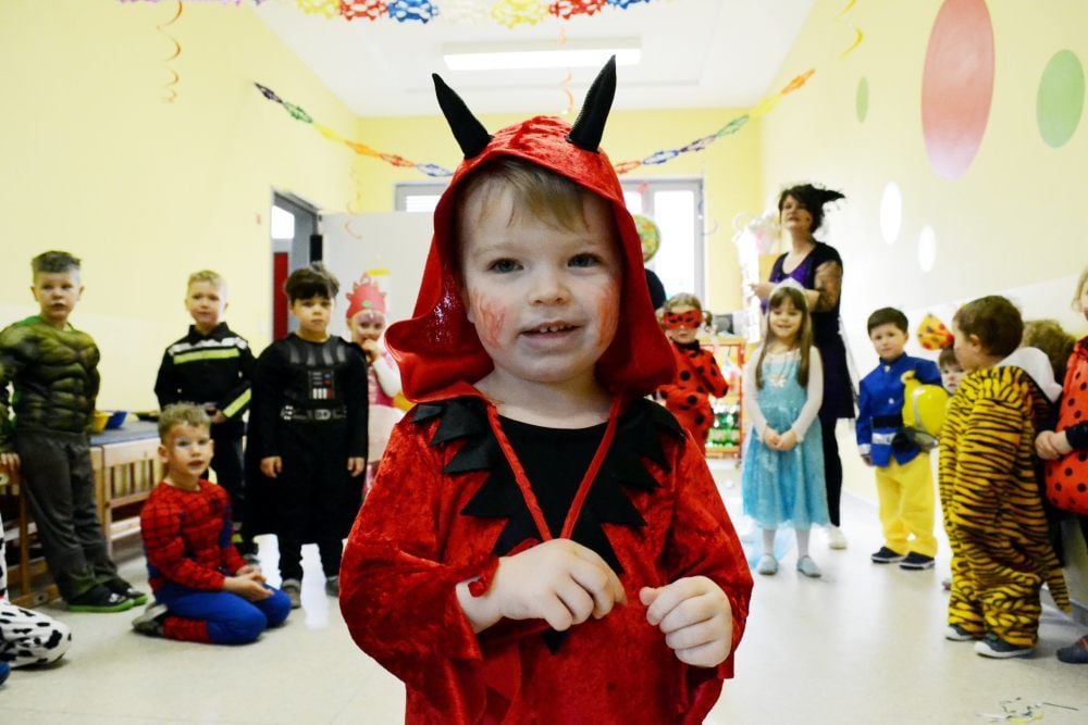 Merle ist zum Fasching als Teufel verkleidet in die Kita „Haus der kleinen Knirpse gekommen. In der Prettiner Kita hatten die Kinder viel Spaß.