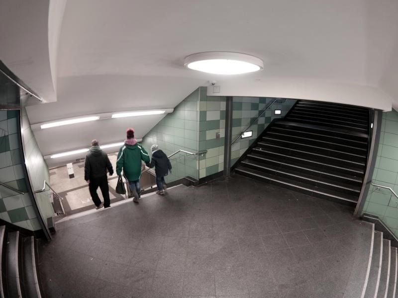 Blick auf den Bereich des U-Bahnhof Hermannstraße in Berlin, wo eine Frau brutal von hinten die Treppe hinunter gestoßen wurde. Archivbild: Jörg Carstensen