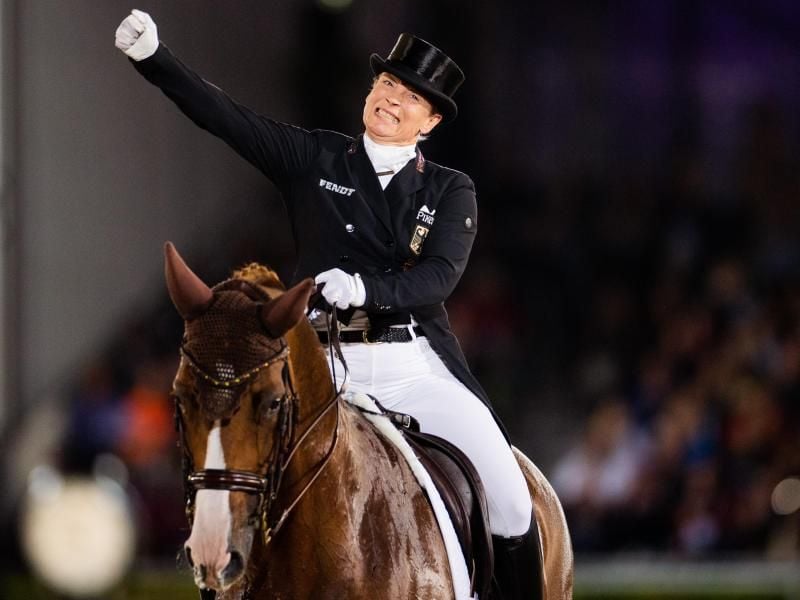 Isabell Werth feiert ihren EM-Titel mit Pferd Bella Rose. Foto: Rolf Vennenbernd