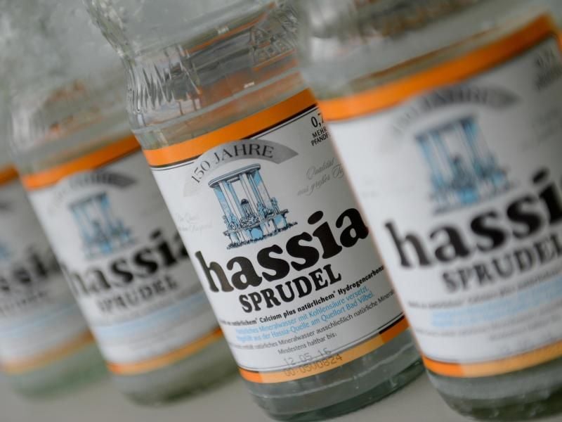 Hassia Mineralwasserflaschen stehen am am Rande einer Pressekonferenz in Bad Vilbel (Hessen) auf einem Tisch. Foto: Arne Dedert/Archivbild