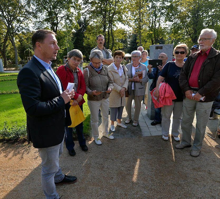 Der Leiter des Ascherslebener Bauwirtschaftshofes, André Könnecke, im Gespräch mit Besuchern der Eröffnungsveranstaltung.