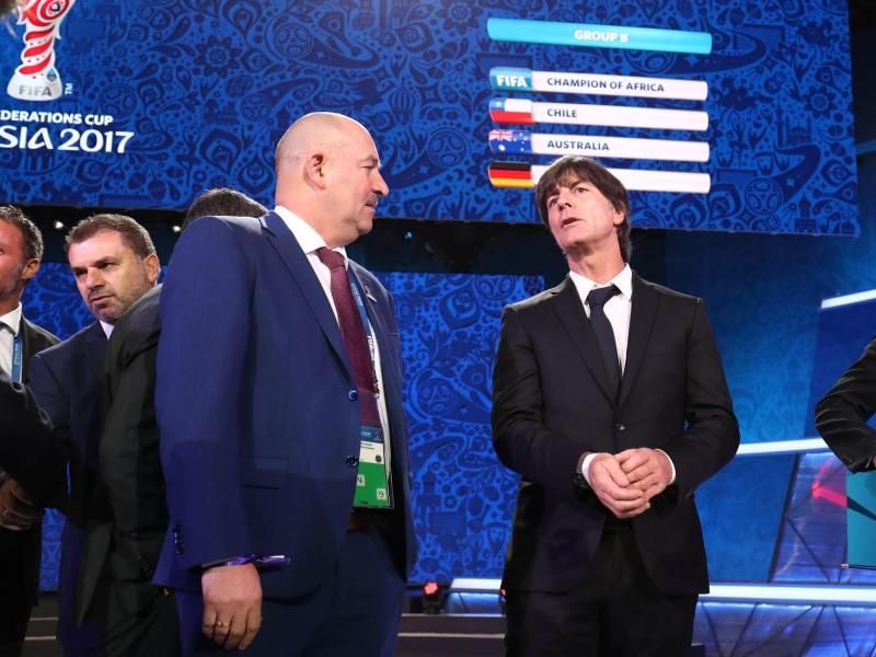 Stanislaw Tschertschessow (l) spricht nach der Auslosung mit Vorbild Joachim Löw. Foto: Christian Charisius