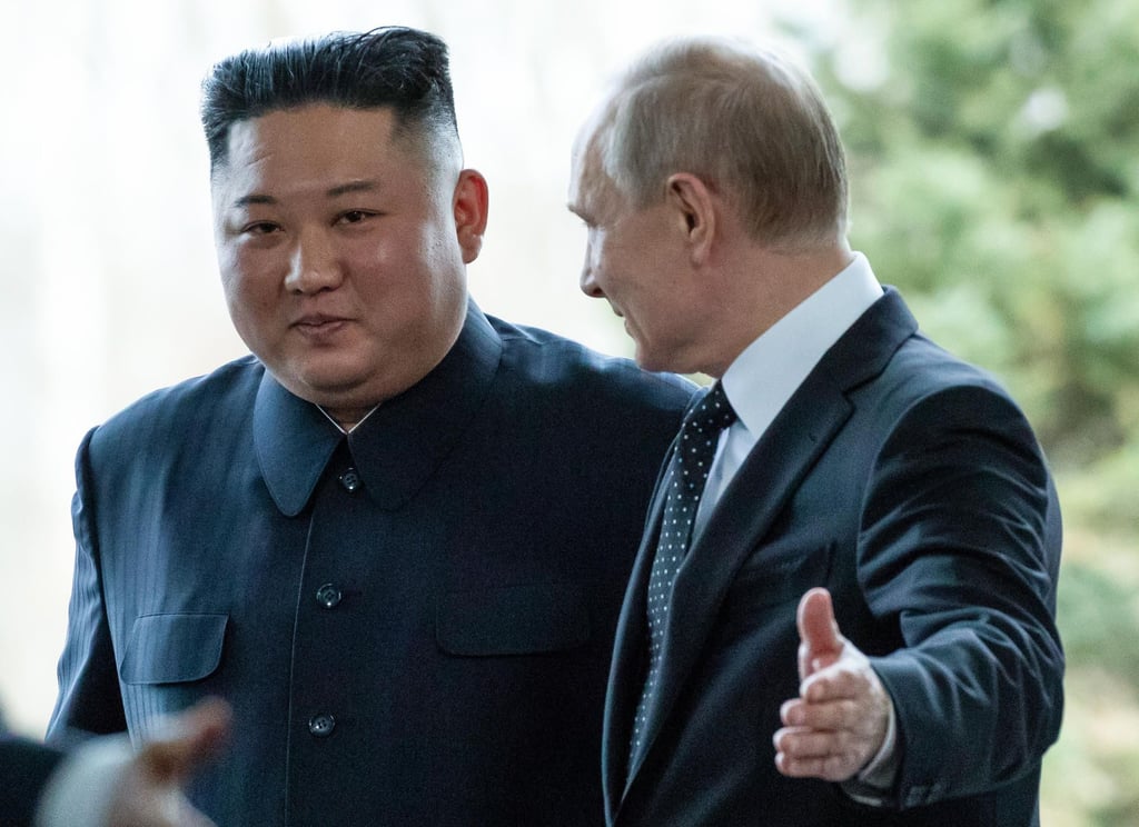 Kim Jong Un und Wladimir Putin (r.)