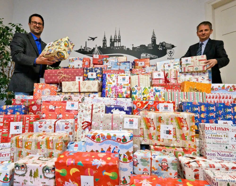 Alexander Finger (links) vom Charity-Verein „Round Table“ und Bernd Hübner von der ASI Wirtschaftsberatung Halle haben zusammen mehr als 500 Päckchen für bedürftige Kinder in Osteuropa von Sponsoren erhalten. Am 1. Dezember werden sie verschickt.