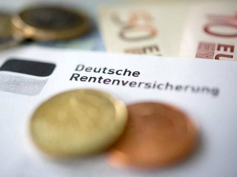 Wer vor dem eigentlichen Rentenbeginn aus dem Berufsleben aussteigen will, kann sich von der Rentenversicherung ausrechnen lassen, wie hoch die Abschläge sind. Foto: Marijan Murat/dpa/dpa-tmn