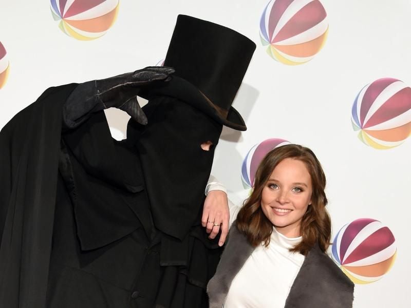 Die Schauspielerin Sonja Gerhardt und ein Darsteller im Kostüm des Jack the Ripper in München. Foto: Tobias Hase