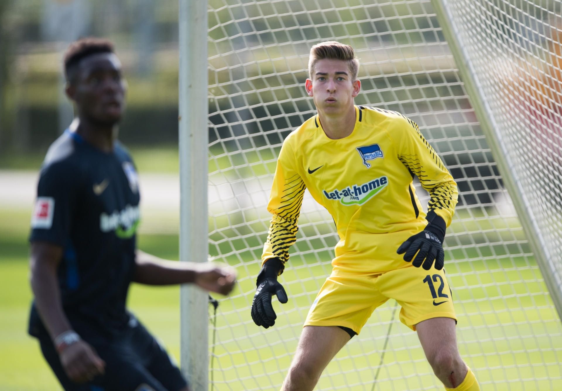 Torwart Jonathan Klinsmann beim Traininsauftakt mit der Hertha