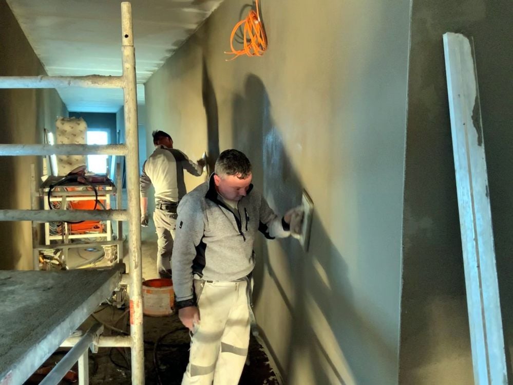 Mitarbeiter der Süptitzer Putzprojekte und Service GmbH beim Verputzen in der oberen Etage der künftigen Förderschule mit Schwerpunkt geistige Entwicklung Gewerbegebiet in Jessen.