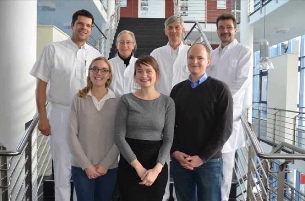 Die Stipendiaten Pauline Rink, Sophie Sandner und Hendrik Hansen (vorn von links nach rechts) wurden zum Praxistag von Pflegedienstleiter Daniel Behrendt, Sybille Spieker, Chefärztin der Klinik für Neurologie, dem Ärztlichen Direktor Joachim Zagrodnick und Peter Würl, Chefarzt der Klinik für Allgemein-, Viszeral- und Thoraxchirurgie, begrüßt.