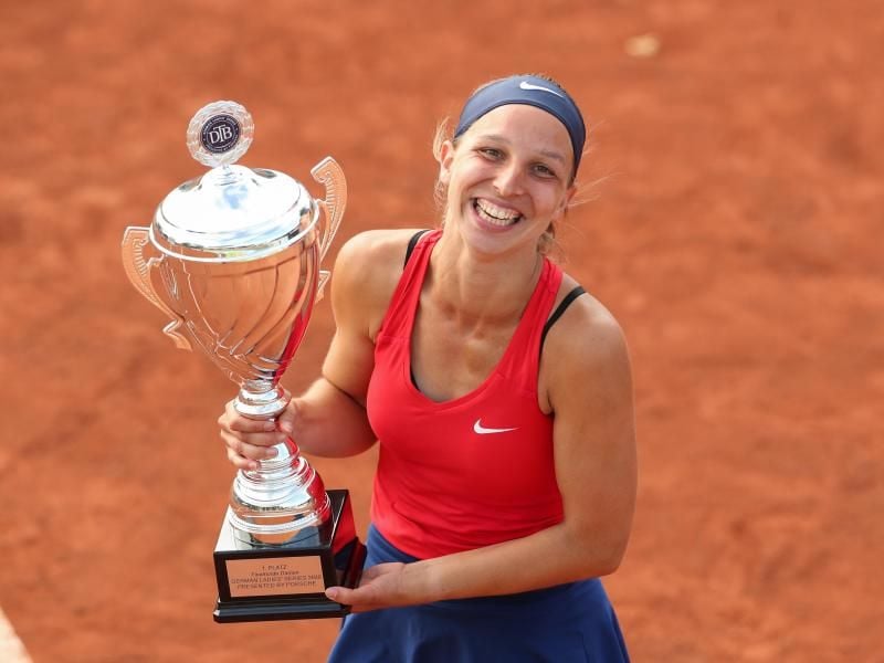 Tamara Korpatsch posiert nach der Siegerehrung mit dem Pokal. Foto: Friso Gentsch/dpa