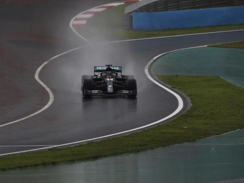 Das Samstagstraining in Istanbul wurde für Lewis Hamilton und Co. zur Rutschpartie. Foto: Murad Sezer/POOL REUTERS/AP/dpa
